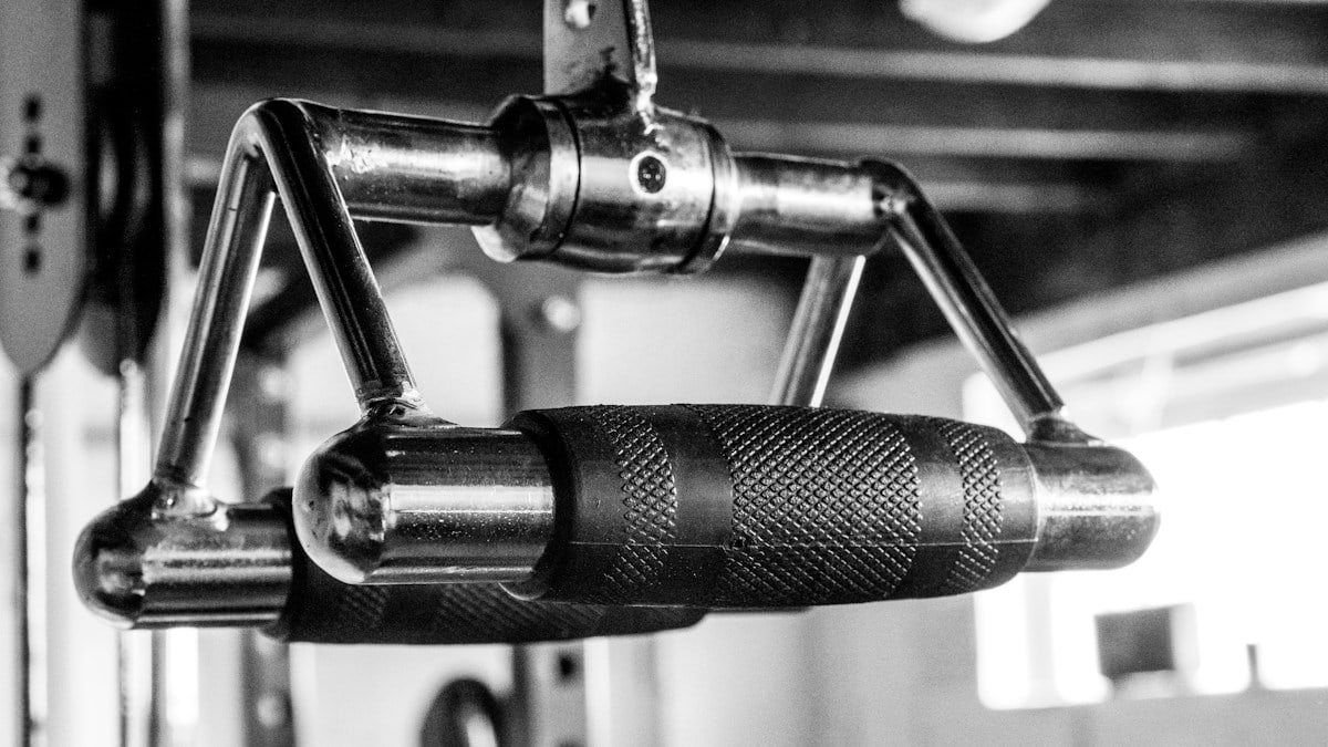 close up, bokeh, macro, blur, blurred background, close focus, weight training, gym, weights, gym equipment, working out, home gym, exercise, garage gym, body building, progressive weight training,